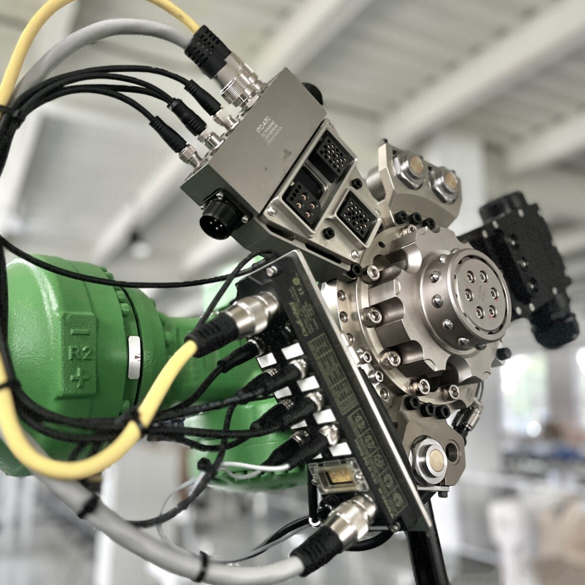 工業(yè)機(jī)器人搭載400系列連接器的布線特寫(xiě) 工業(yè)機(jī)器人搭載400系列連接器的布線特寫(xiě)